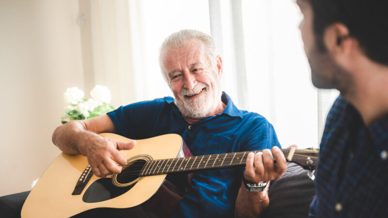 Die Kraft der Klänge: Die positive Wirkung von Musiktherapie bei dementen Menschen