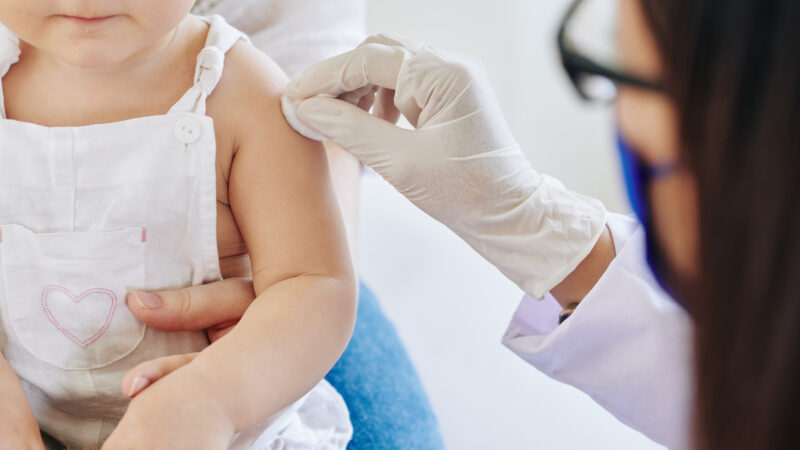 Corona-Impfung für Kleinkinder: Risiko für Krampfanfälle steigt kurz nach dem Pieks