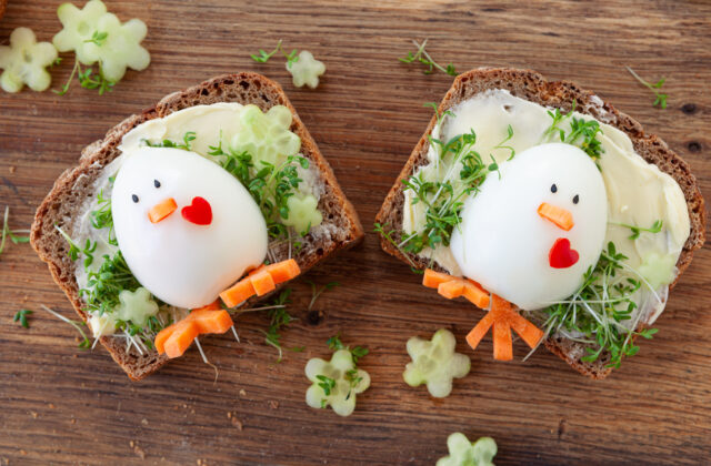 Essbare Tischdekoration zu Ostern: Eier-Küken auf Brot