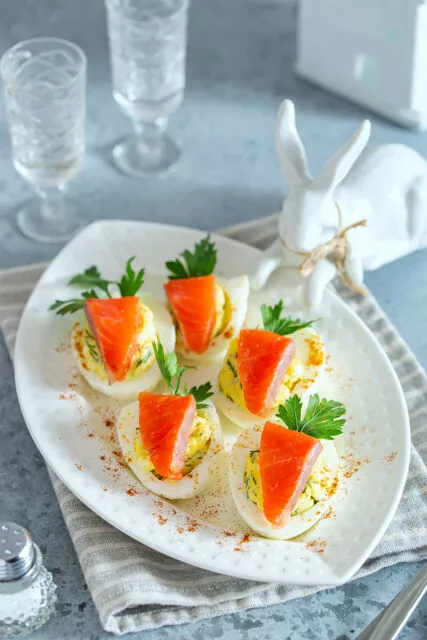Essbare Tischdekoration zu Ostern: Lachs-Petersilie-Möhren