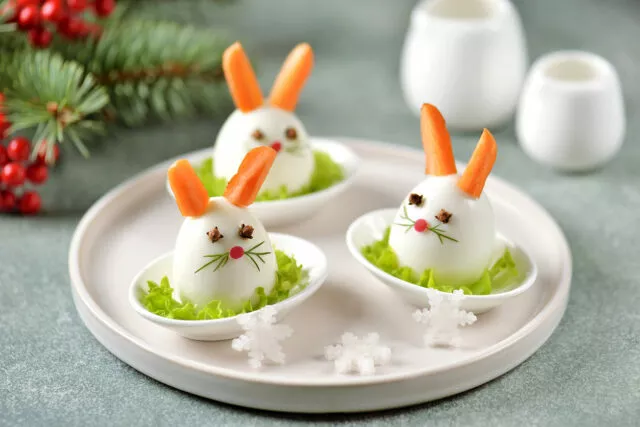 Essbare Tischdekoration zu Ostern: Eier-Hasen