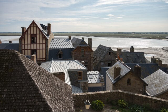 Gestapelte Häuser in Mont Saint-Michel