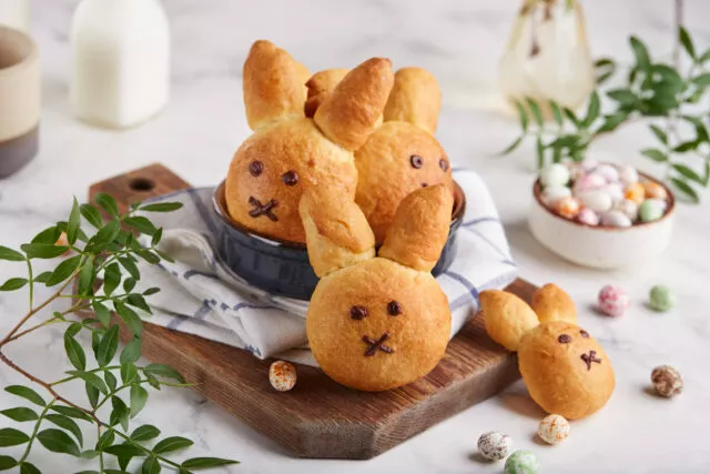Essbare Tischdekoration zu Ostern: Osterhasen aus Hefeteig