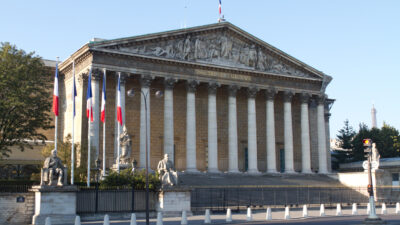 Paris: Gesetzentwurf zu nicht-öffentlichen „Hassreden“ – Haftstrafen bis zu einem Jahr möglich
