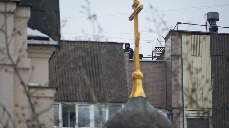 Polizisten stehen in Moskau auf dem Dach eines Wohnhauses in der Nähe der Kirche, in der Kremlgegner Alexej Nawalny heute beigesetzt werden soll. Befürchtet wird, dass der russische Machtapparat hart gegen Nawalnys Unterstützer vorgehen wird.