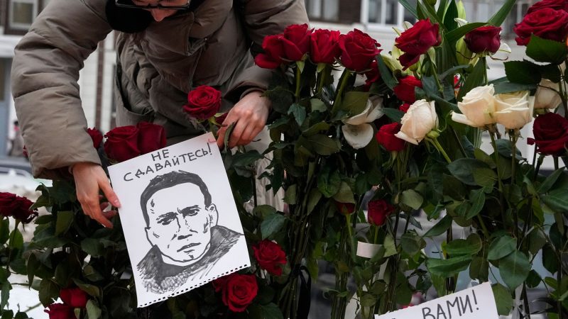 Unter polizeilicher Beobachtung nahmen tausende Menschen von Alexej Nawalny Abschied. Der Kreml-Kritiker war unter noch ungeklärten Umständen in einer arktischen Strafkolonie gestorben und ist nun in Moskau beigesetzt worden.