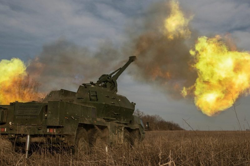Die ukrainische 152-mm-Panzerhaubitze Dana feuert auf russische Stellungen in der Region Donezk.