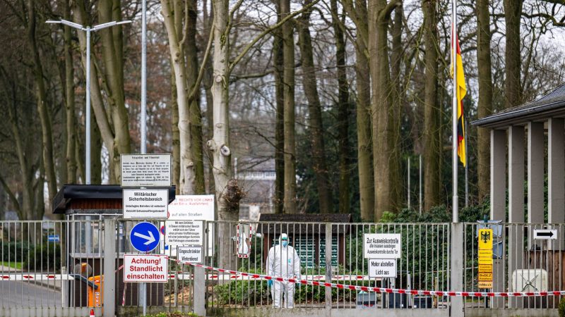 Die Polizei hat das Areal vor der Von-Düring-Kaserne abgesperrt. Ein Bundeswehrsoldat steht im Verdacht, vier Menschen in zwei niedersächsischen Gemeinden  erschossen zu haben.