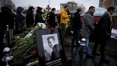 Menschen trauern weiter um Nawalny auf Friedhof in Moskau