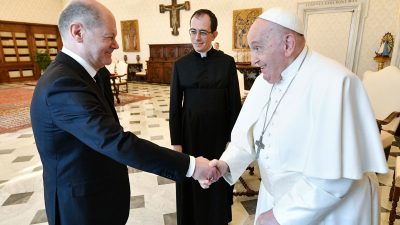 Hände schütteln zur Begrüßung: Papst Franziskus (r.)  empfängt Bundeskanzler Olaf Scholz.