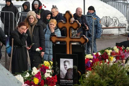 Nawalnys Mutter besucht Grab ihres Sohnes in Moskau
