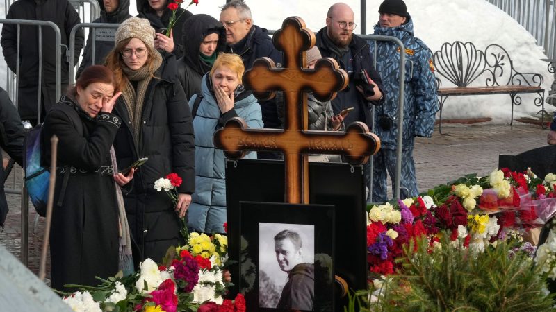 Tränen am Grab: Menschen legen einen Tag nach der Beerdigung von Alexej Nawalny Blumen ab. Das Polizeiaufgebot ist weiterhin groß.