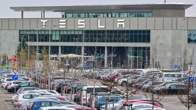 Brandenburgs Innenminister: „Perfider Anschlag“ – Tesla-Fabrik evakuiert, Produktion ruht