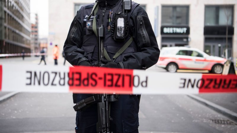 Ein schwer bewaffneter Polizist hinter einem Absperrband in der Züricher Innenstadt (Symbolbild).
