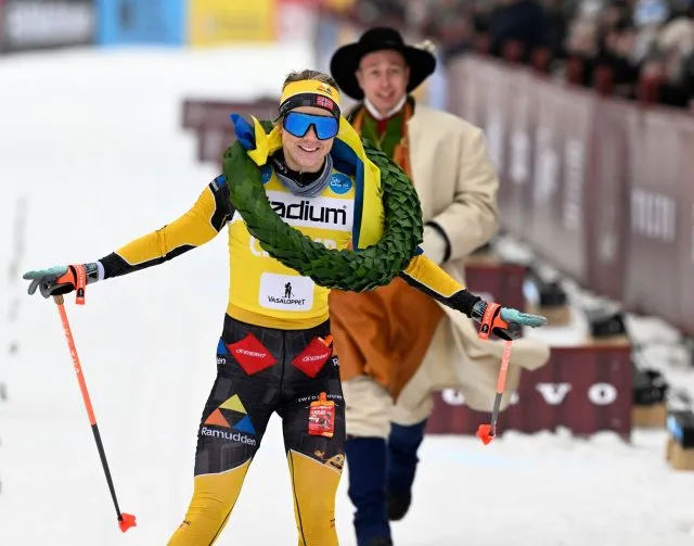 Die Norwegerin Emlie Fleten überquert die Ziellinie und erhält den Siegeskranz von «KRansmas» Gustav Johansson.