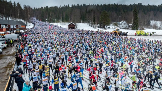 Die Teilnehmer starten zur 100. Ausgabe des klassischen Skilanglaufrennens.