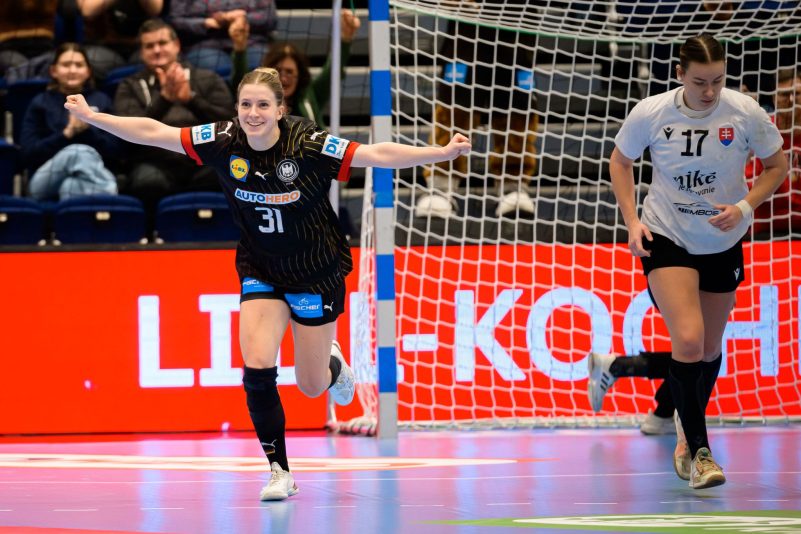 Deutschlands Alexia Hauf (l) jubelt nach einem Tor.