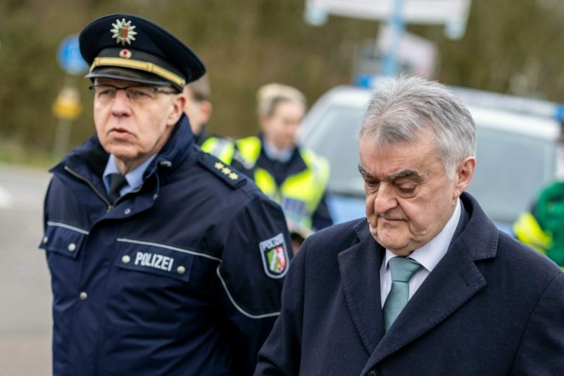 NRW-Innenminister Herbert Reul (r.) am Brandort in Bedburg-Hau am Niederrhein.