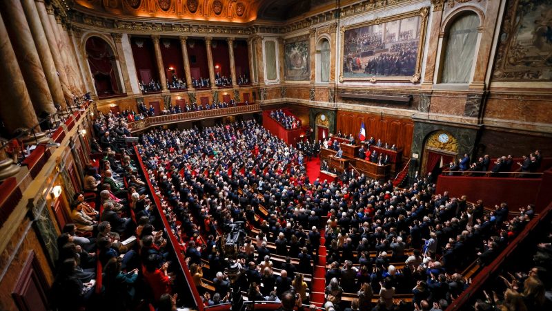 Eine Gesamtansicht des Kongresses beider Kammern des Parlaments im Schloss von Versailles während der Rede von Gabriel Attal, Premierminister von Frankreich.