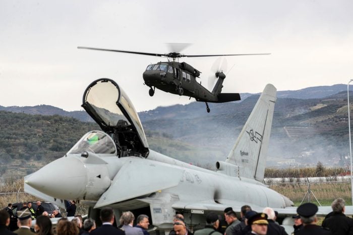 Ein Militärhubschrauber landet neben einem italienischen Eurofighter im albanischen Kucove. Der Luftwaffenstützpunkt wurde nach einer Modernisierung feierlich neu eröffnet, es ist der erste Nato-Stützpunkt seiner Art in der Region.