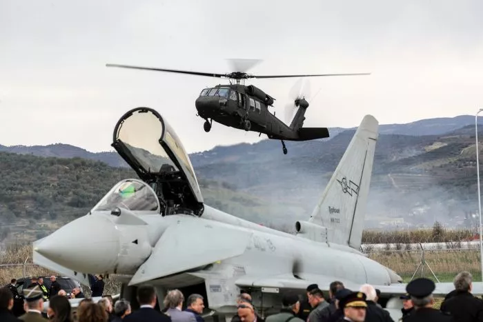 Ein Militärhubschrauber landet neben einem italienischen Eurofighter im albanischen Kucove. Der Luftwaffenstützpunkt wurde nach einer Modernisierung feierlich neu eröffnet, es ist der erste Nato-Stützpunkt seiner Art in der Region.