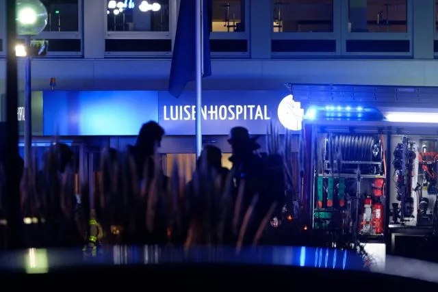 Die Feuerwehr war nachmittags über einen Brand in dem Krankenhaus informiert worden.