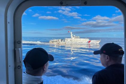 Ein chinesisches Küstenwachenschiff manövriert neben dem philippinischen Küstenwachenschiff BRP Cabra (Archivbild).