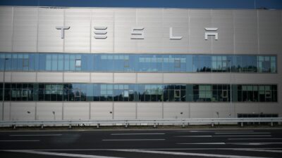 Die Produktion in der einzigen europäischen Tesla-Autofabrik steht nach dem Stromausfall seit Dienstagmorgen still. Die Fabrik in Grünheide bei Berlin sei evakuiert worden, hieß es.