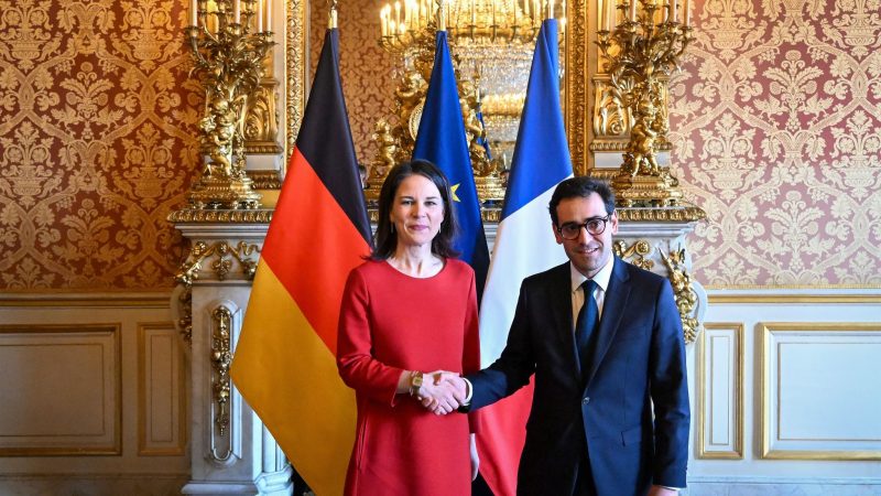 Bundesaußenministerin Annalena Baerbock und Frankreichs Außenminister Stephane Sejourne begrüßen sich vor ihrem Gespräch in Paris.