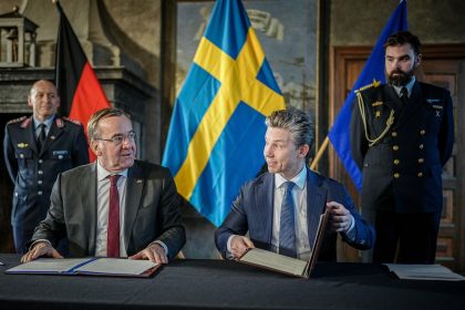 Bundesverteidigungsminister Boris Pistorius und sein schwedischer Amtskollege Pal Jonson unterzeichnen in Stockholm im Schloss Karlberg eine Absichtserklärung.