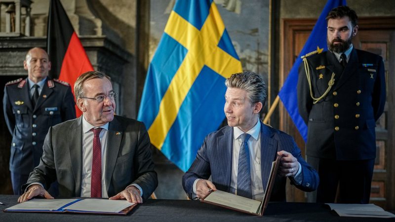 Bundesverteidigungsminister Boris Pistorius und sein schwedischer Amtskollege Pal Jonson unterzeichnen in Stockholm im Schloss Karlberg eine Absichtserklärung.