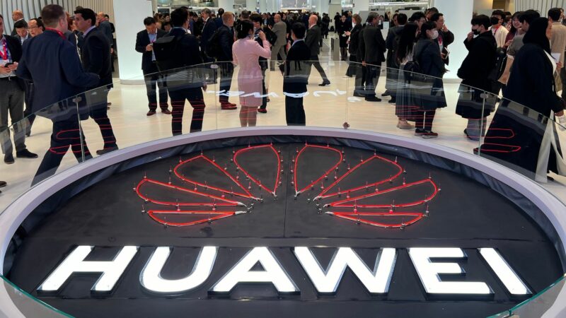 Das Logo des chinesischen Technologiekonzerns Huawei ist am Eingang seines Messestandes beim Mobile World Congress (MWC) zu sehen.
