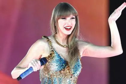 Taylor Swift tanzend und singend beim Coachella-Festival im Publikum gesichtet