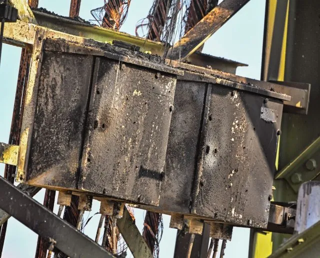 Brandspuren an einem Strommast nahe der Tesla-Autofabrik.