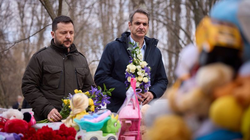 Der ukrainische Präsident Wolodymyr Selenskyj und Kyriakos Mitsotakis, Ministerpäsident von Griechenland, legen in Odessa in der Ukraine Blumen nieder. Anlass ist ein russischer Angriff, der dort in einem Wohngebiet stattgefunden hat.