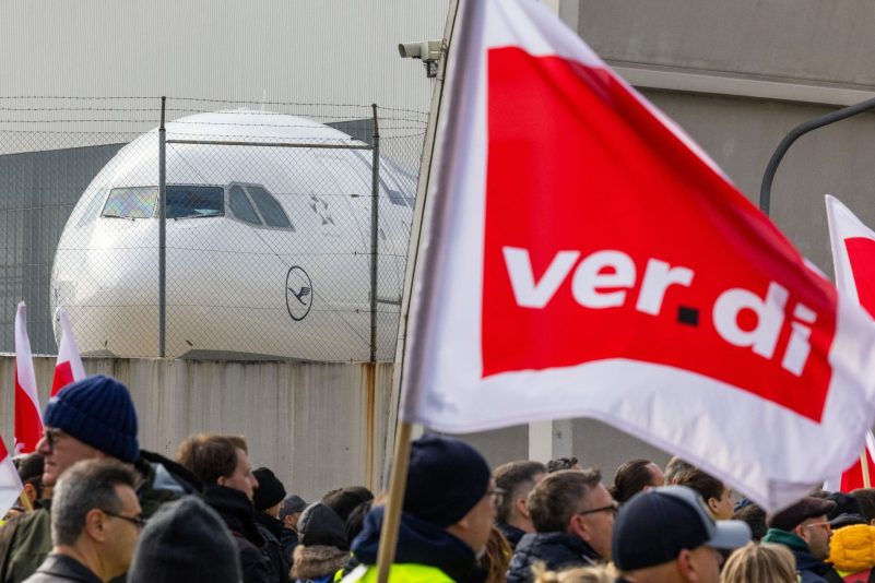 Ein Protestzug von Streikenden mit Bannern und Verdi-Fahnen in Frankfurt am Main.