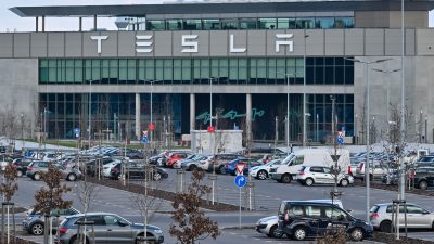 Grünheide: Gemeindevertreter stimmen für Ausbau des Tesla-Werks