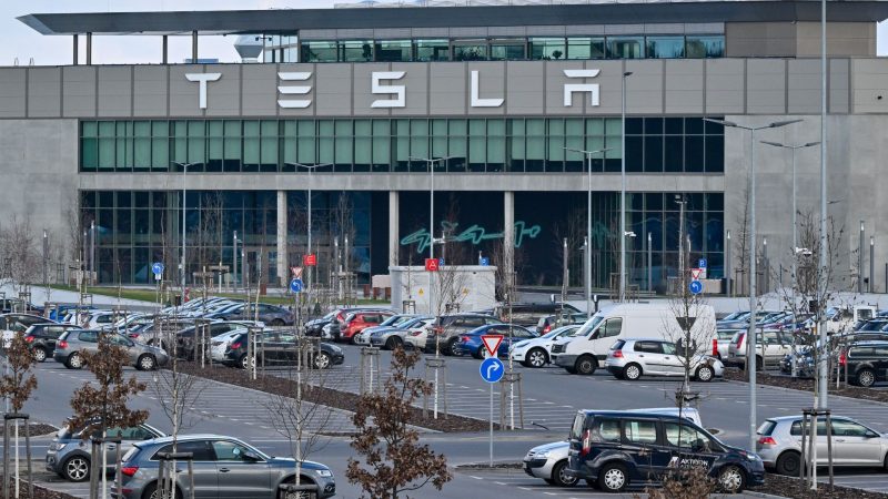 Tesla-Gigafactory Berlin-Brandenburg in Grünheide. Nach dem Anschlag auf einen Strommast übernimmt die Bundesanwaltschaft die Ermittlungen.