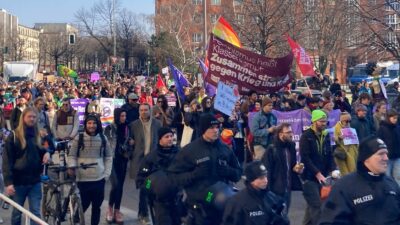 Tausende Menschen demonstrieren zum Weltfrauentag in Berlin
