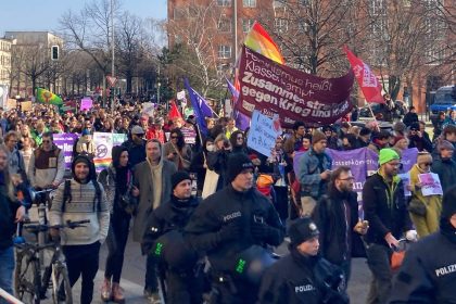Tausende Menschen demonstrieren zum Weltfrauentag in Berlin