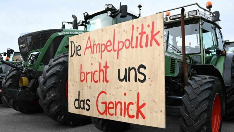Mit Traktoren und einem Transparent mit der Aufschrift: «Die Ampelpolitik bricht uns das Genick» demonstrieren Landwirte auf dem Cannstatter Wasen gegen die Agrarpoltik der Bundesregierung.