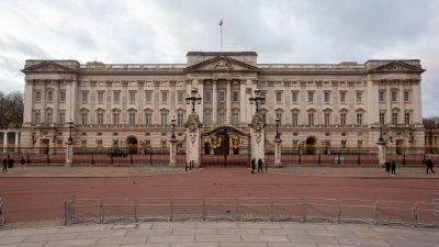 Auto kracht in Tor des Buckingham-Palasts – Festnahme