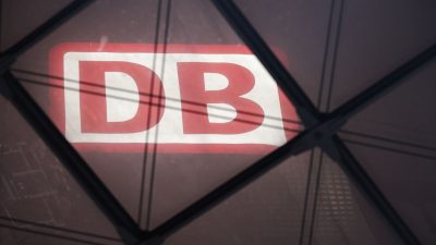 Das DB Logo am Berliner Hauptbahnhof.