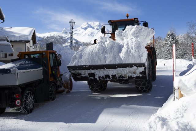Räumfahrzeuge räumen den Neuschnee von den Straßen in Sils im Engadin im Südosten der Schweiz.