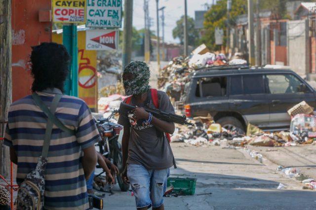 Mächtige Banden wollen die Interimsregierung in Haiti stürzen. Ihre Gewalt hindert den Regierungschef an der Rückkehr. Der deutsche Botschafter und andere Diplomaten haben das Krisenland verlassen.