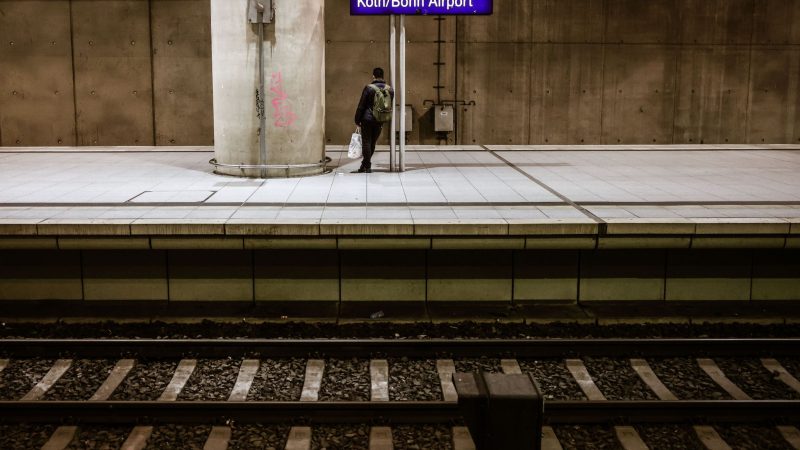 Mutterseelenallein: Ein Mann wartet am Gleis des Flughafenbahnhofs bei Köln. Die Gewerkschaft Deutscher Lokomotivführer hat im Tarifstreit erneut zu einem 24-stündigen Streik aufgerufen.