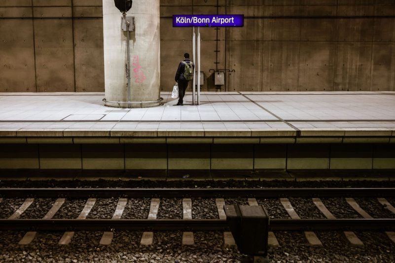 Mutterseelenallein: Ein Mann wartet am Gleis des Flughafenbahnhofs bei Köln. Die Gewerkschaft Deutscher Lokomotivführer hat im Tarifstreit erneut zu einem 24-stündigen Streik aufgerufen.