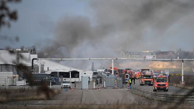Es brennt bei der Flüchtlingsunterkunft am ehemaligen Flughafen Tegel.