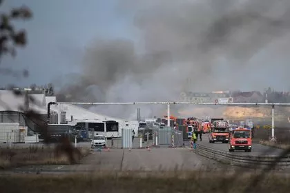 Berlin: Großer Feuerwehreinsatz bei Flüchtlingsunterkunft am Flughafen Tegel