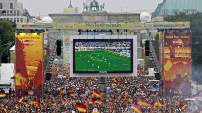 Soll auch dieses Jahr möglich werden: Tausende Zuschauer verfolgen auf der Fanmeile am Brandenburger Tor in Berlin ein WM-Fußballspiel von Deutschland.